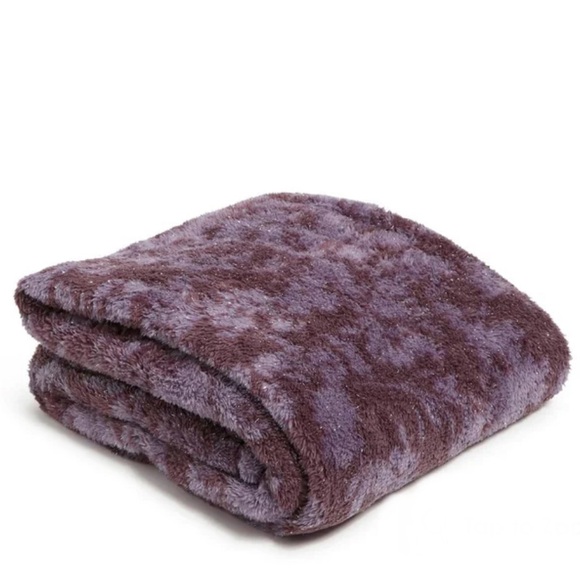 Vera Bradley Shimmer Fleece Throw Blanket in Tonal Chrysanthemums NWT - Picture 1 of 5